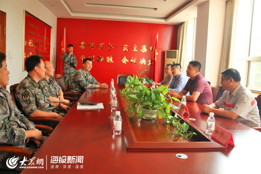 八一建军节到临 粮油店加盟团体品品好粮油访问慰劳队伍官兵